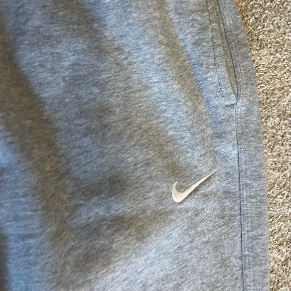 Men’s Nike Gray Tapered Cuffed Sweatpants - Picture 4 of 6